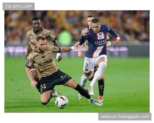 朗斯草根逆袭占据榜首，团队足球能否打破巴黎垄断尚待考验。