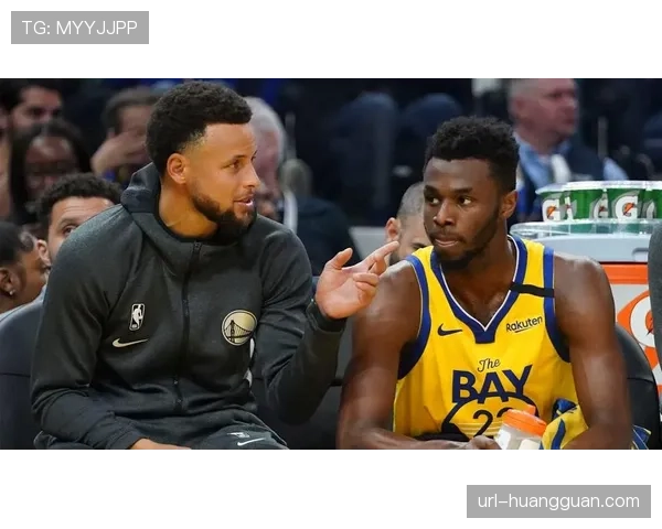 特写瞬间：斯蒂芬·库里利用无球跑动吸引防守，为维金斯创造轻松切入机会。