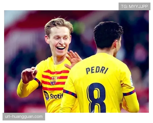 特写镜头:佩德里送出致命直塞后,与德容击掌庆祝的瞬间 特写镜头:佩德里送出致命直塞后,与德容击掌庆祝的瞬间